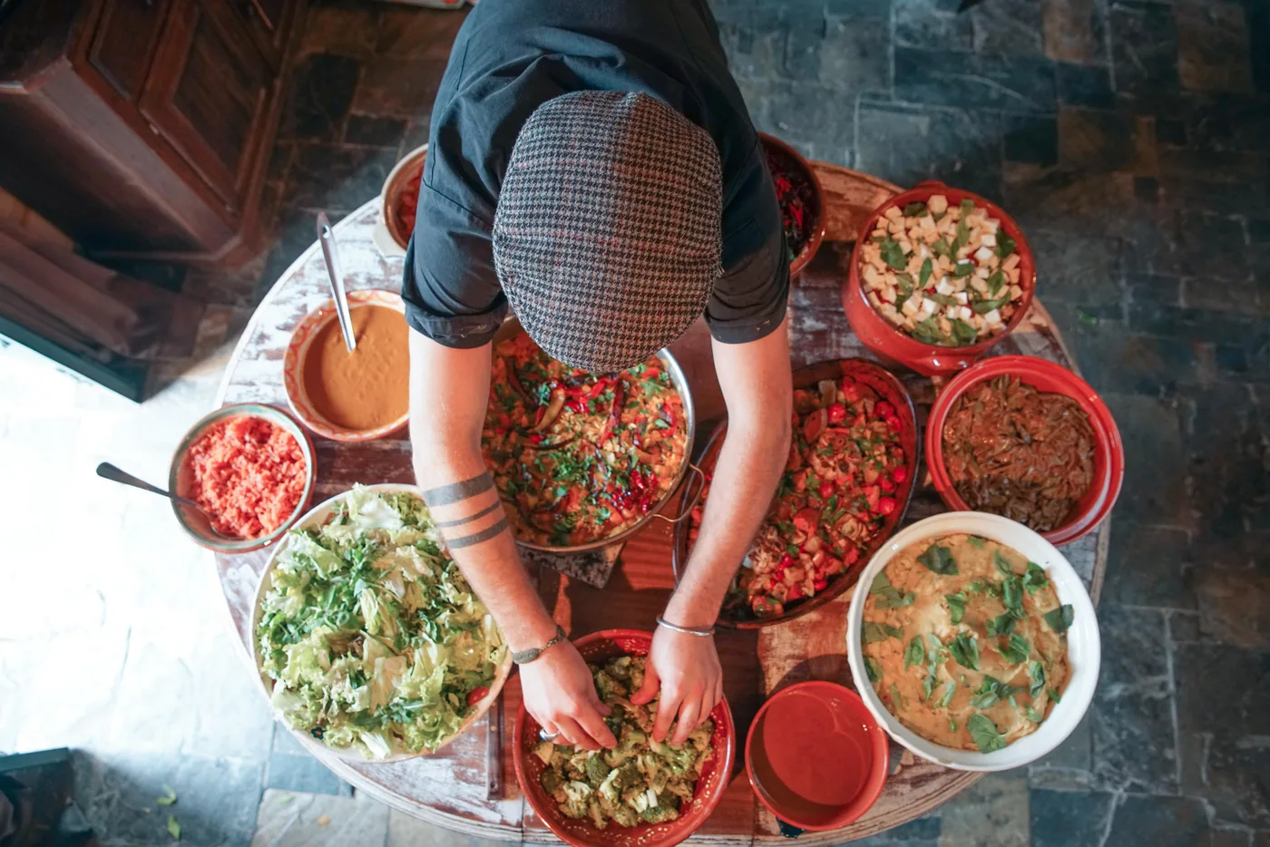 Vegetarische Gerichte werden auf dem Buffettisch angerichtet