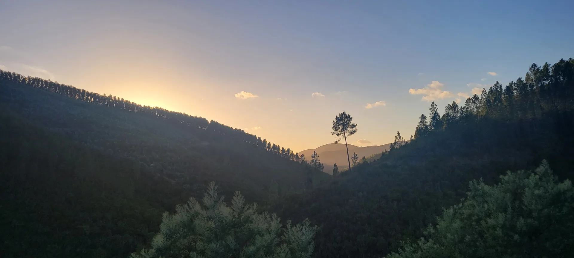 Sonnenuntergang über den Bergen