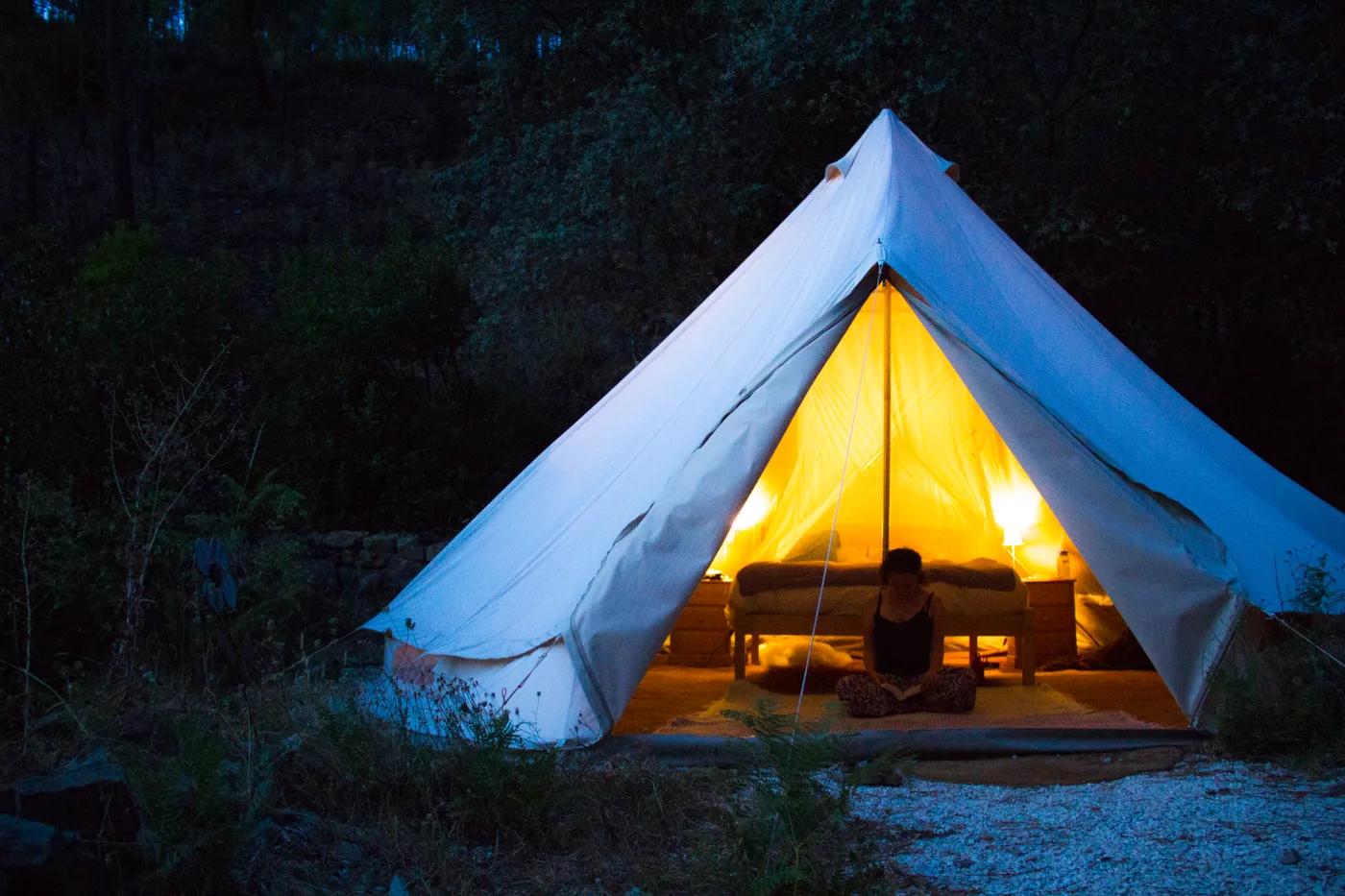 Beleuchtetes Bell Tent in der Dämmerung