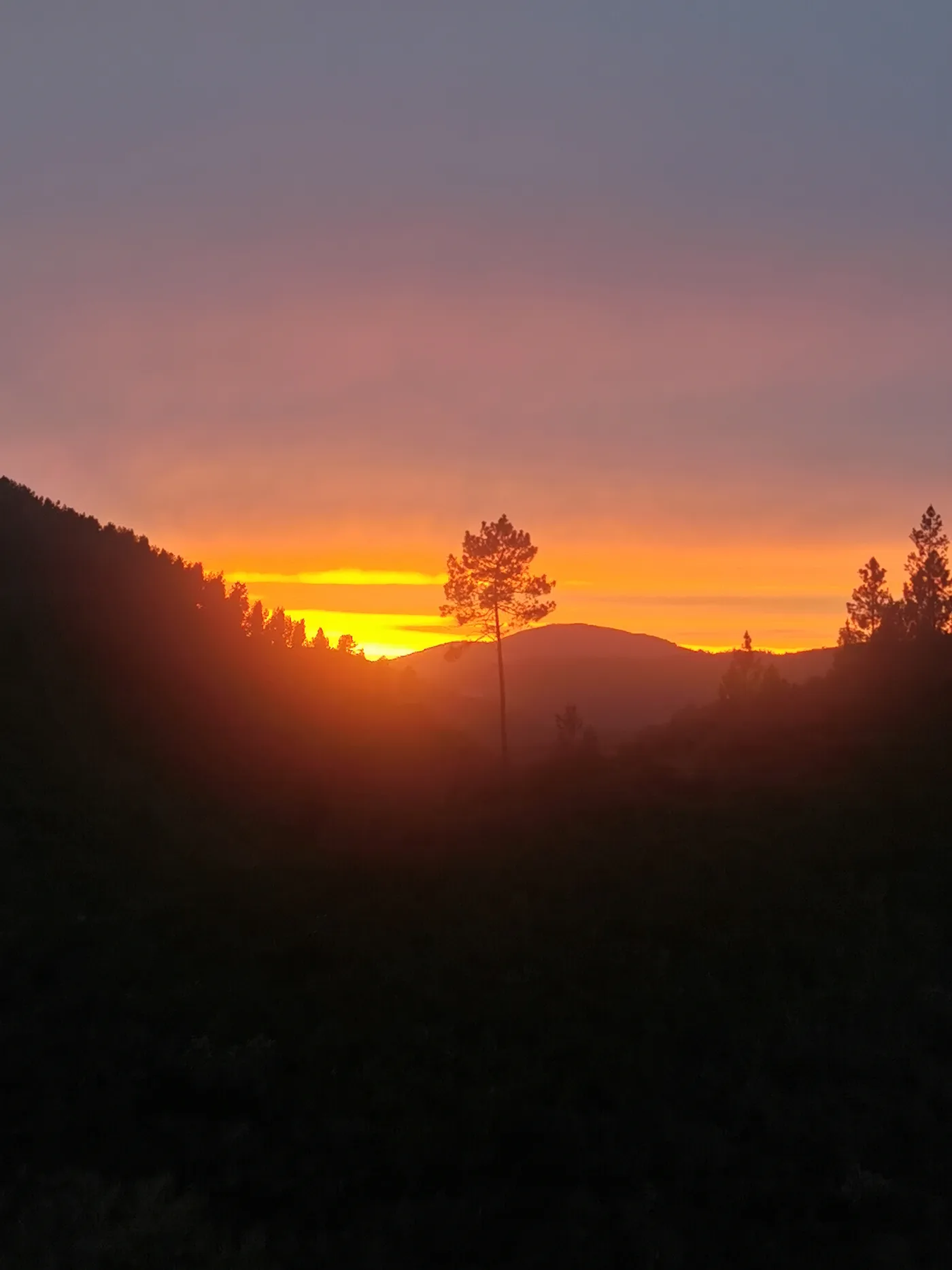 Sonnenuntergang über den Bergen